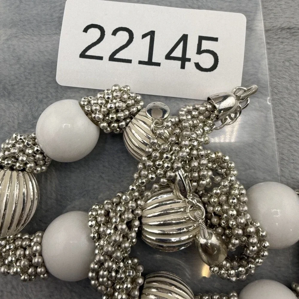 Liz Claiborne Chunky Necklace Silver‎ Tone White Glass Bead 18